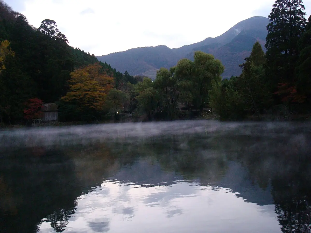 Lake Kinrin in Yufuin wrapped in early-morning mist.