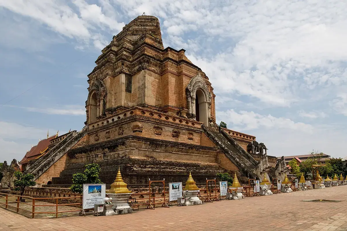 The huge, partly ruined brick chedi of Wat Chedi Luang