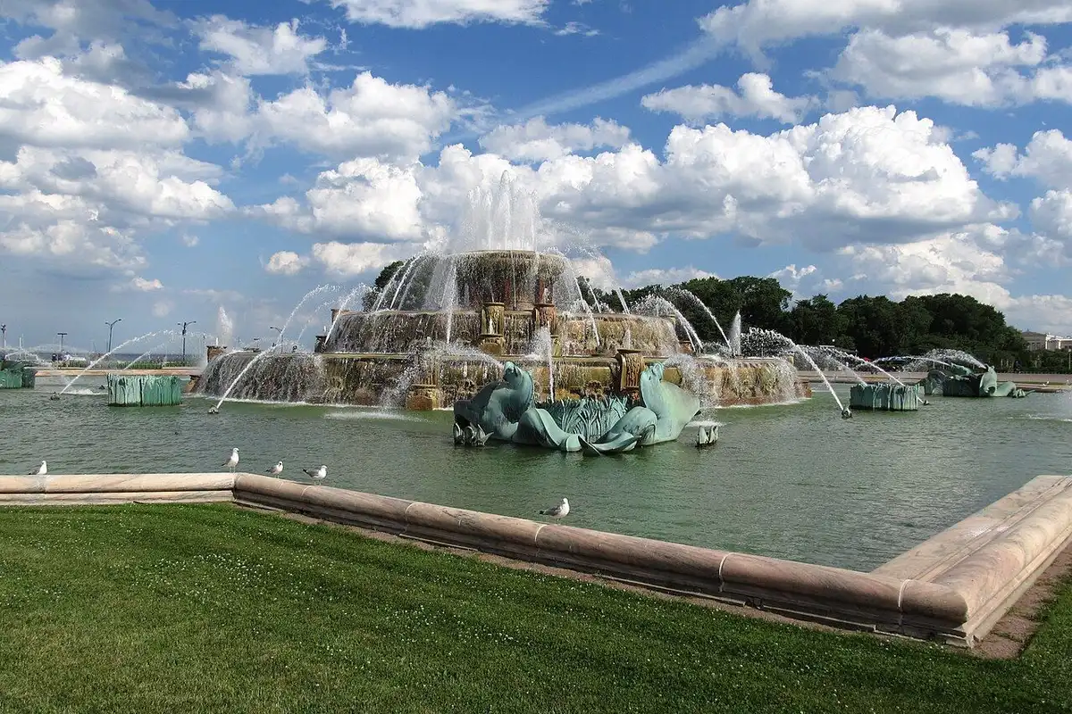 The large Buckingham Fountain in the center of Grant Park, Chicago.