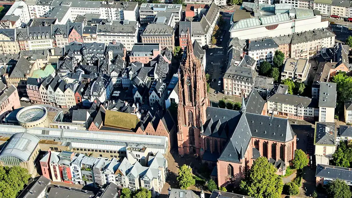 Frankfurt Cathedral with its tall Gothic west tower above the gabled houses of the New Old Town.
