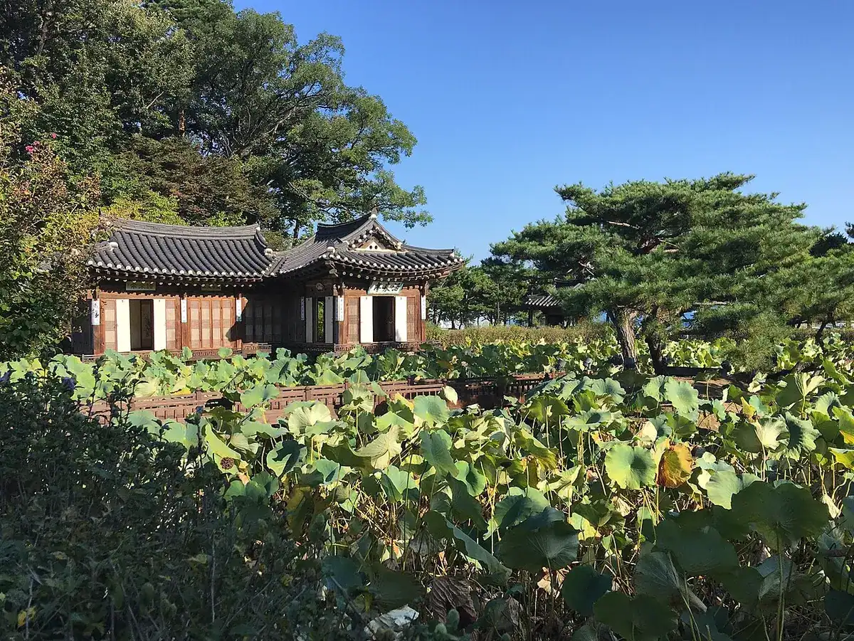 Hwallaejeong, the pavilion built on stone pillars over the pond at Seongyojang.
