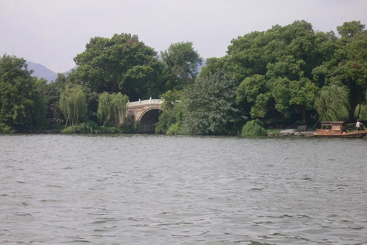 Su Causeway on West Lake seen from Beishan Road.