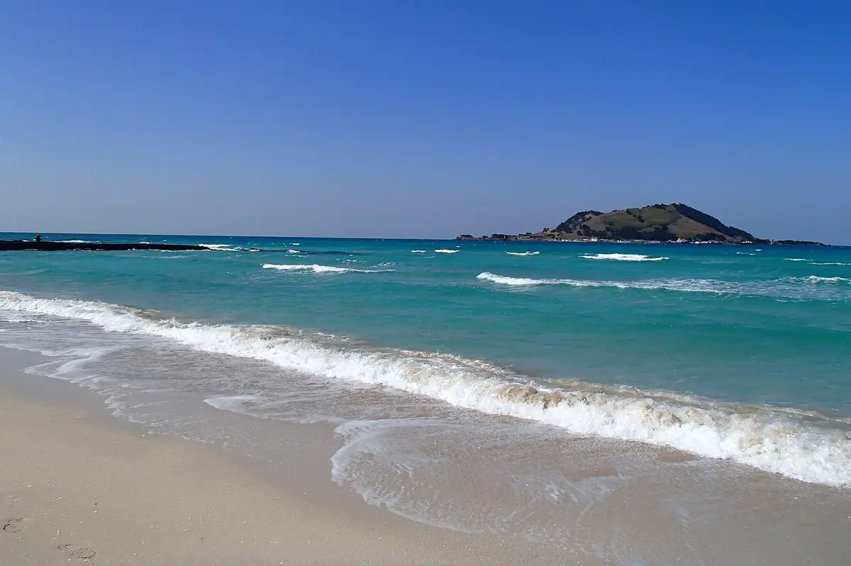 Clear water and sand at Hyeopjae Beach