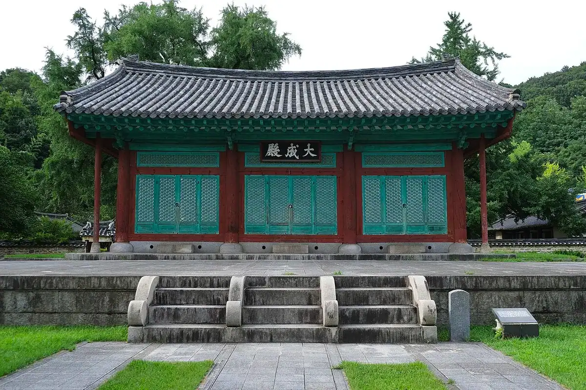 The traditional wooden Daeseongjeon Hall at Jeonju Hyanggyo.