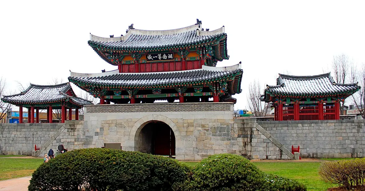 Pungnammun, a Joseon-era city gate in Jeonju.