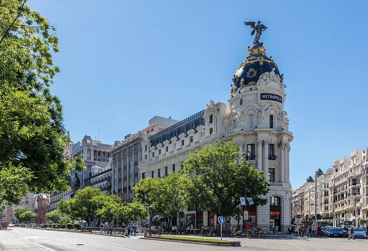 The domed Metrópolis Building under a clear blue sky