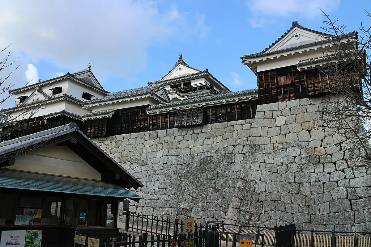 The main keep of Matsuyama Castle on its hilltop.