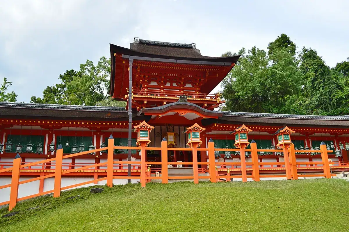 The Chumon gate of Kasuga-taisha with vermilion pillars and white walls.