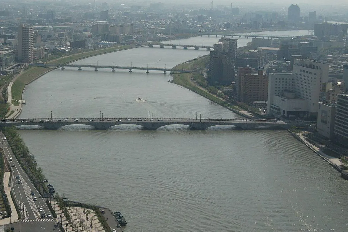 The Shinano River and its bridges seen from high above.