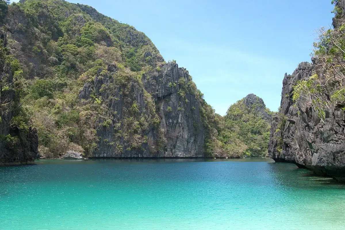 Limestone islands and clear water in Bacuit Bay, El Nido