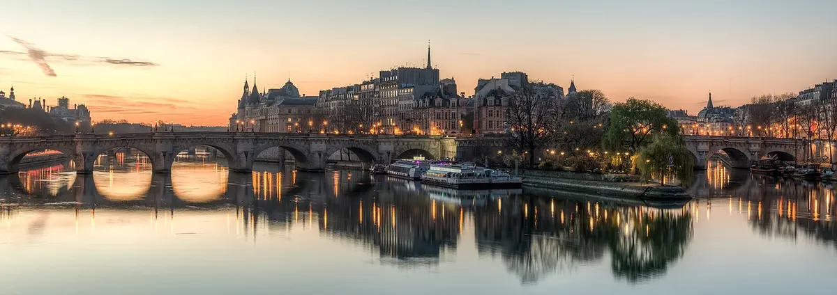 The tip of Île de la Cité and the Pont Neuf on the Seine just before sunrise