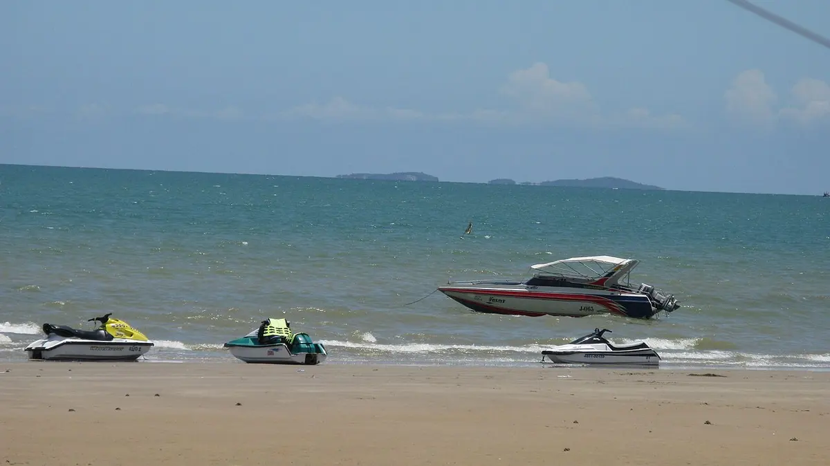 The long stretch of Jomtien Beach south of Pattaya