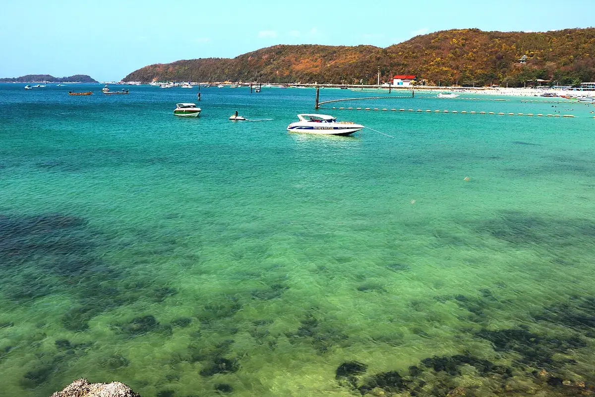Tawaen Beach and clear water on the west side of Ko Larn