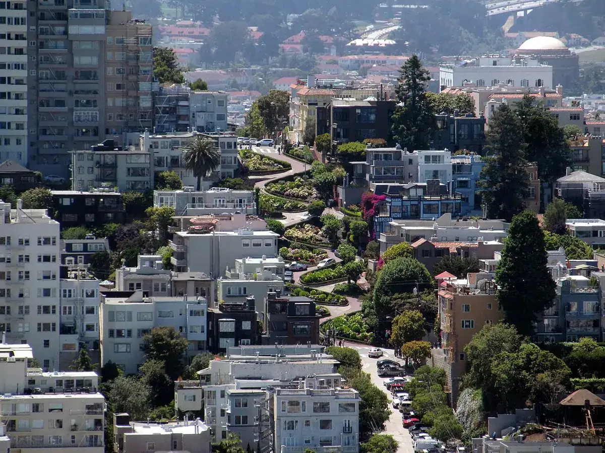 Lombard Street's zigzag between flowerbeds, seen by zoom from Coit Tower