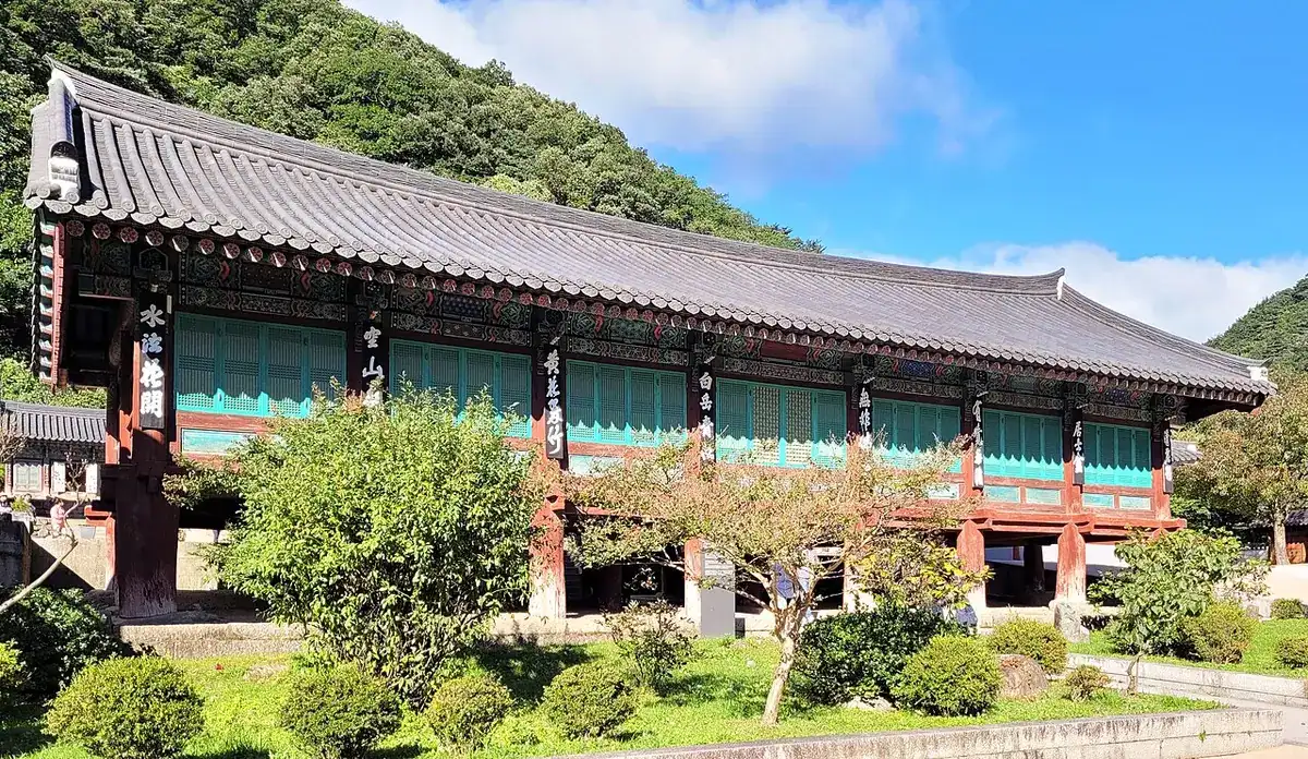 Bojeru, the traditional wooden pavilion of Sinheungsa Temple in Seoraksan.