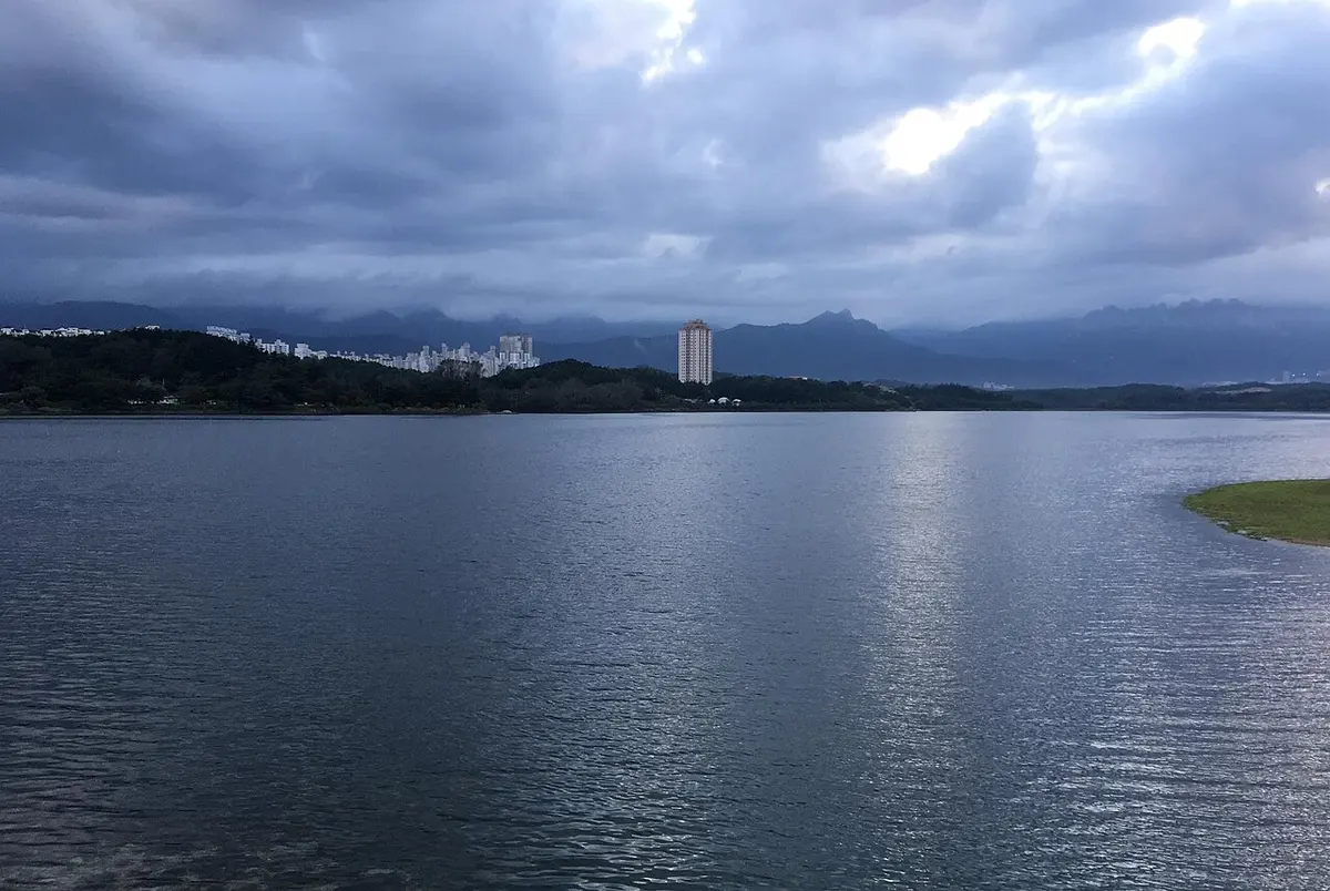 A calm view of Yeongnangho Lake in Sokcho.