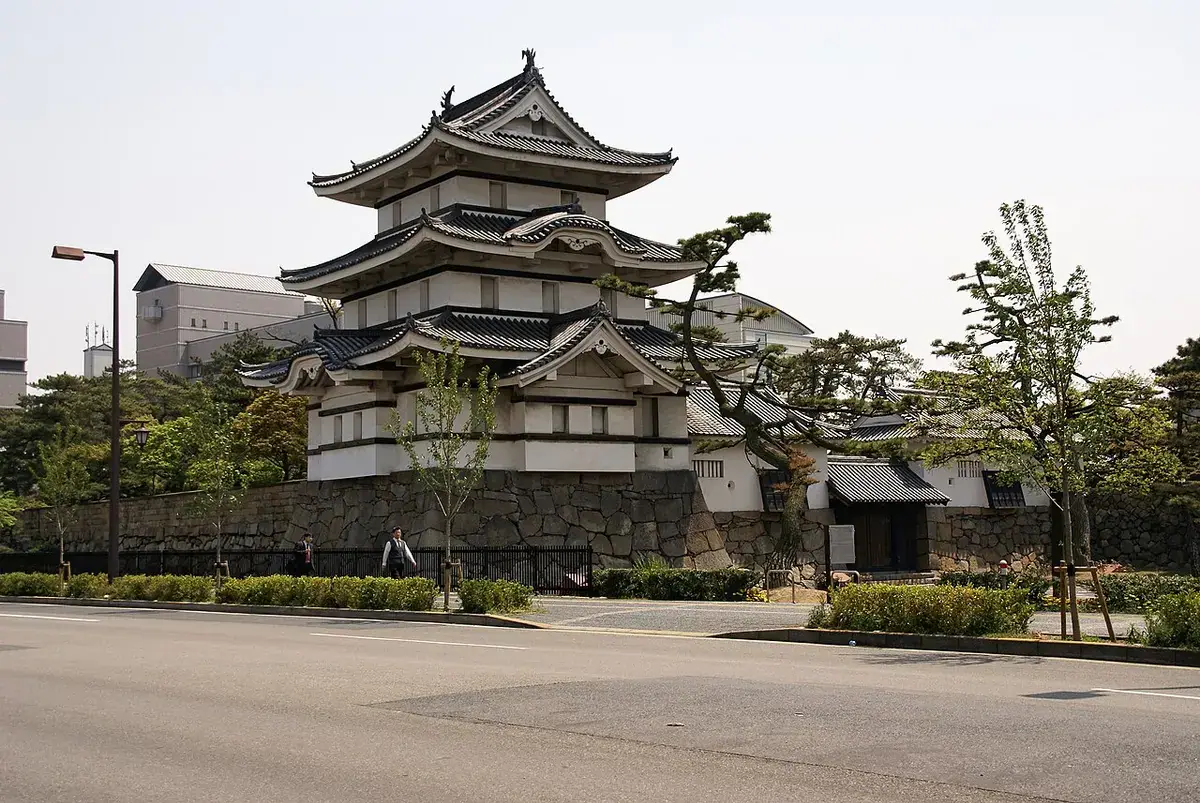 The Tsukimi-yagura turret at the Takamatsu Castle ruins in Tamamo Park.