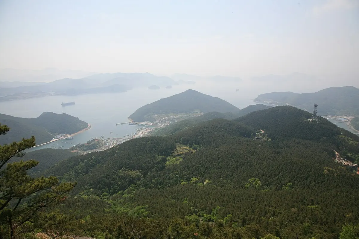 Islands scattered across the sea off Tongyeong in Hallyeohaesang National Park.