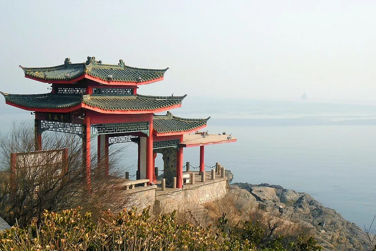 The red-pillared Relang Pavilion on the rocks at the northeast corner of Yantai Hill, facing the sea.
