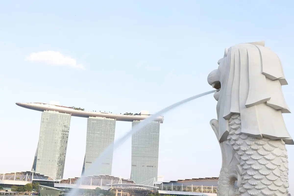 The Merlion statue spouting water with Marina Bay Sands behind it.