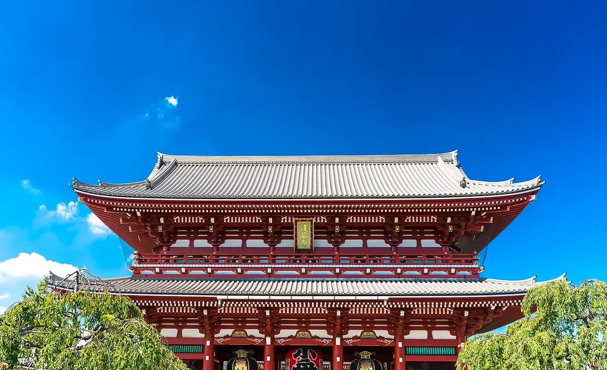 The red Hozomon gate with its large lantern at Senso-ji temple in Asakusa.